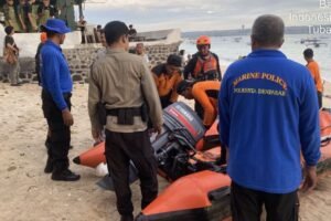 Proses evakuasi jasad Deden pada Senin (3/6).
