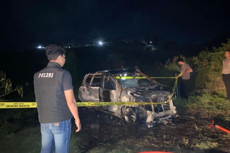 Kondisi mobil milik I Kadek Mustika pasca terbakar di Banjar Sental Kangin, Desa Ped, Kecamatan Nusa Penida, Rabu malam (5/6).