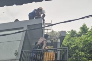 Petugas mengevekuasi R yang nyaris lompat dari lantai 2.