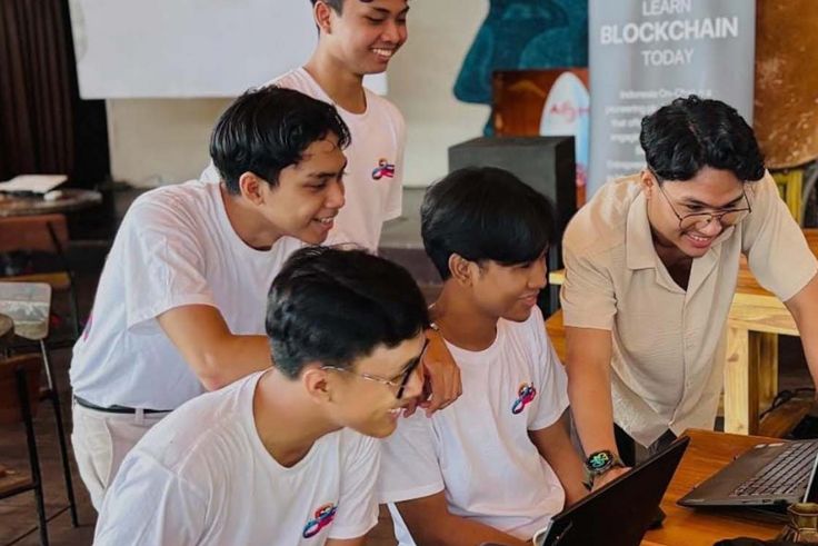 Tim Universitas Primakara yang mengusung proyek Athlon berfoto bersama usai meraih juara 2 dalam ajang nasional ICPHACKATHON.