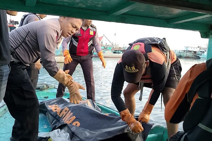 Petugas mengevakuasi jasad Fajar Hermawan.