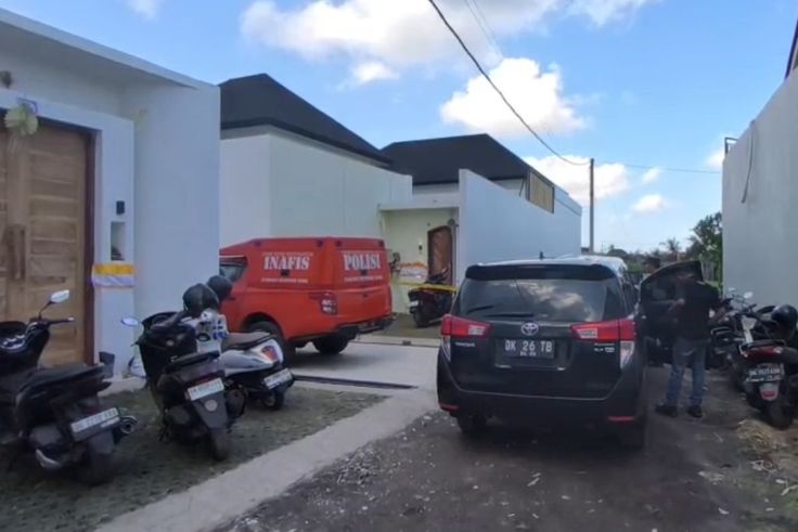 Kondisi vila di Badung tempat penembakan WNA Australia dipasangi garis polisi.