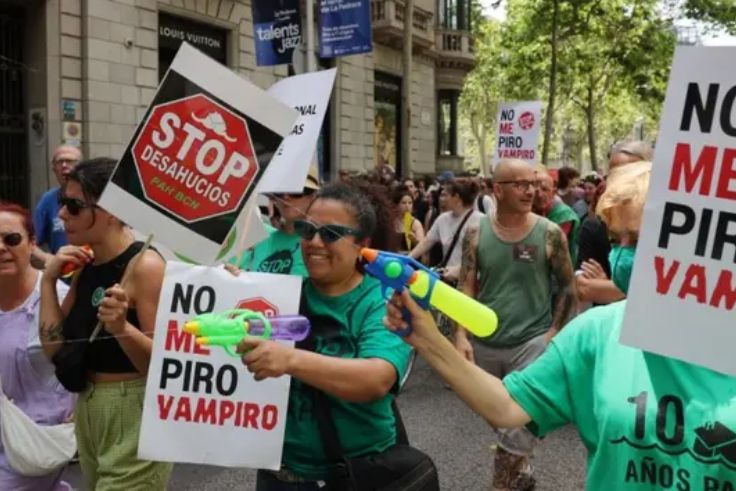 Protes Overtourism, Warga Spanyol Semprot Turis Pakai Pistol Air. (LLUIS GENE / AFP)