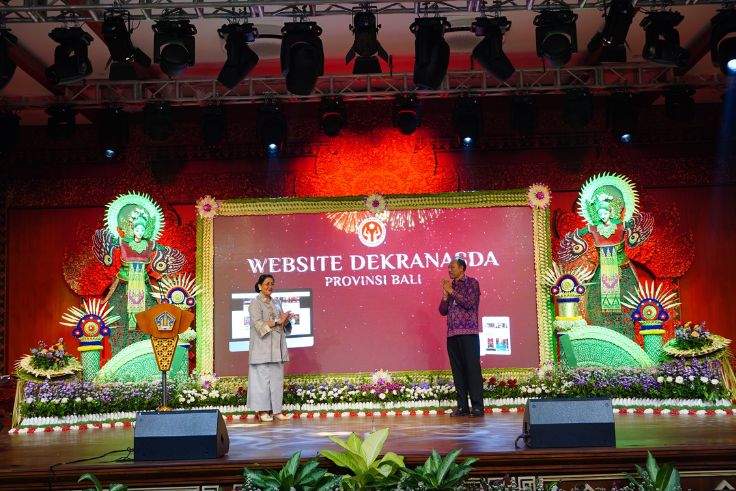 Ny. Putri Koster saat menekan tombol layar sebagai tanda resmi peluncuran website Dekranasda Bali di Denpasar.