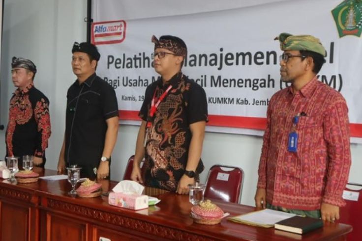 Bupati saat membuka Pelatihan Manajemen Retail dan Kurasi Produk di Aula Gedung UPTD PLUT KUMKM Kabupaten Jembrana pada Kamis 19/06/2025.