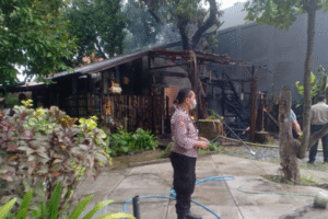 Kondisi Warung Nasi Tekor Badak hangus terbakar setelah dilalap api pada Senin pagi, 23 Juni 2025.