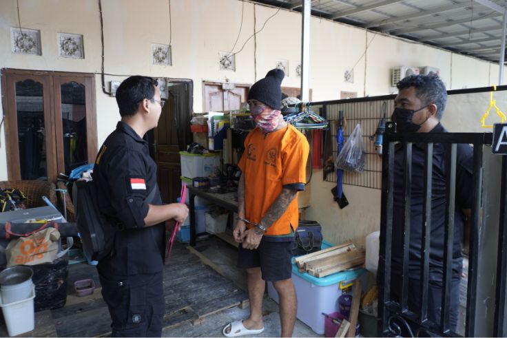 Petugas BNNP Bali menggeledah kediaman tersangka HS di Denpasar.
