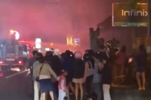 Warga berhamburan di jalan saat Rumah Makan Padang Anisa di Jalan Gunung Batukaru terbakar. (Istimewa)