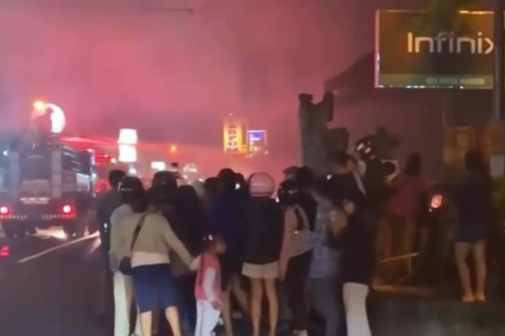 Warga berhamburan di jalan saat Rumah Makan Padang Anisa di Jalan Gunung Batukaru terbakar. (Istimewa)