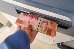 Ilustrasi menarik uang tunai. (Istimewa)