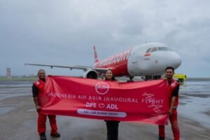 Pesawat Indonesia AirAsia mendarat perdana di Bandara Internasional Ngurah Rai menandai dibukanya rute baru Adelaide–Bali, Kamis (26/6/2025).
