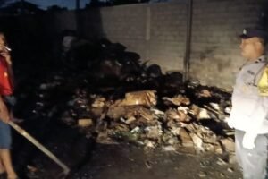 Petugas memeriksa area gudang TPS3R yang terbakar untuk memastikan tidak ada titik api yang tersisa.