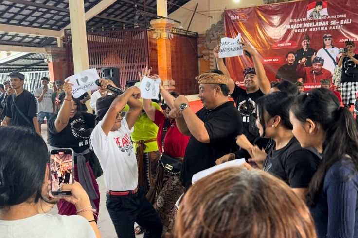 Agung Ketut Rai ajak peserta bernyanyi dan bergoyang ria.