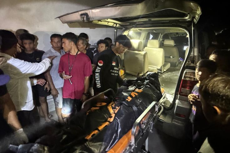 Jasad AAS dievakuasi menuju RSUP Prof Ngoerah Denpasar.