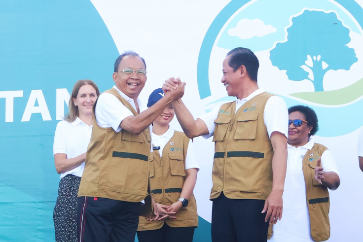 Gubernur Bali Wayan Koster bersama Menteri Lingkungan Hidup Hanif Faisol Nurofiq saat menghadiri peluncuran Gerakan Bali Bersih Sampah di Kuta, Kamis (5/6/2025).