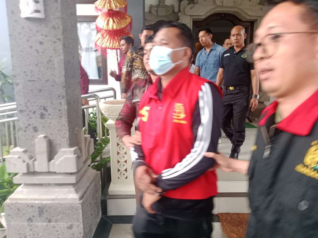 Ketua Bumdes ditahan setelah menjalani pemeriksaan kejaksaan.