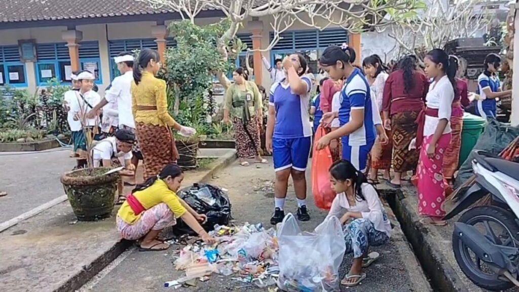 Siswa SDN 2 Sebatu diajari cara olah sampah di Teba Modern dan membuat Eco Enzyme.