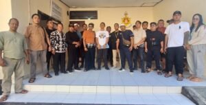 Keluarga korban Komang Alam Sutawan saat di Polres Bangli.