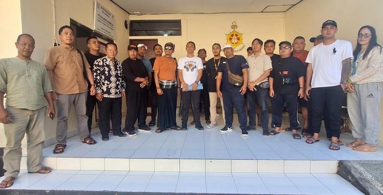 Keluarga korban Komang Alam Sutawan saat di Polres Bangli.