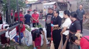 Putri Suastini Koster saat ikut gotong royong membersihkan lingkungan di Desa Batuyang, Gianyar.