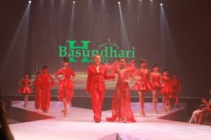 Penampilan modern dance dan karya desain persembahan Basundhari Hardy.