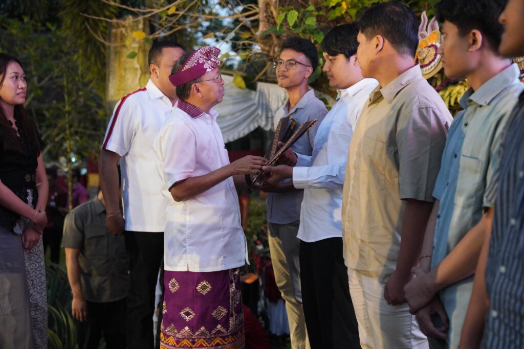 Gubernur Bali Wayan Koster bersama Bupati Made Mahayastra serahkan beasiswa secara simbolis ke penerima.