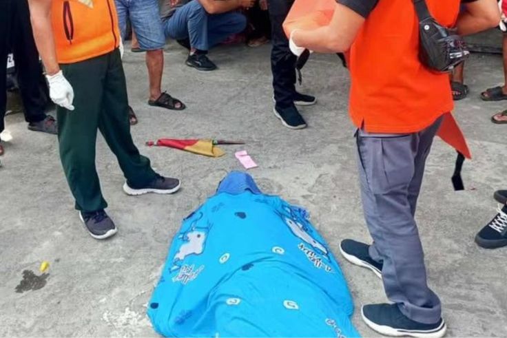 Petugas mengevakuasi jasad I Kadek Agus Juniantara (38) di sebuah toko roti di Jalan Raya Sesetan, Denpasar Selatan.