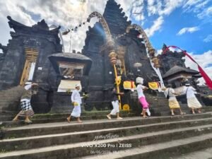 Warga menggelar upacara di depan Kori Pura Agung Besakih, Karangasem.