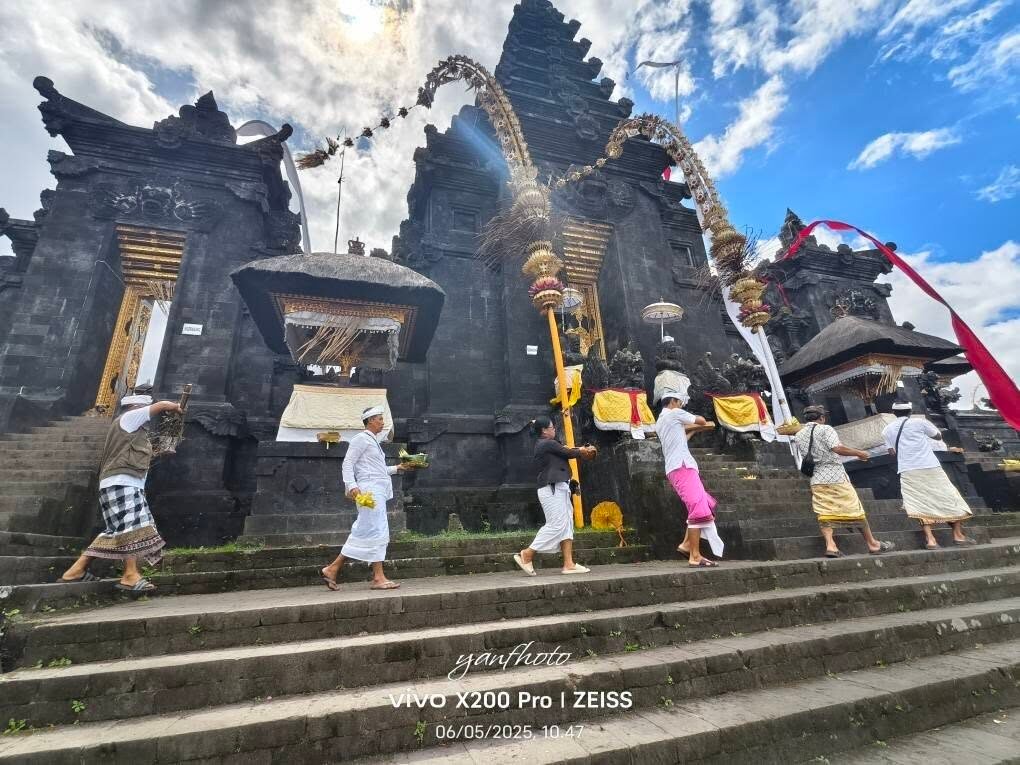 Warga menggelar upacara di depan Kori Pura Agung Besakih, Karangasem.