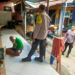 Pensiunan Polri diduga depresi mengamuk membawa pisau.