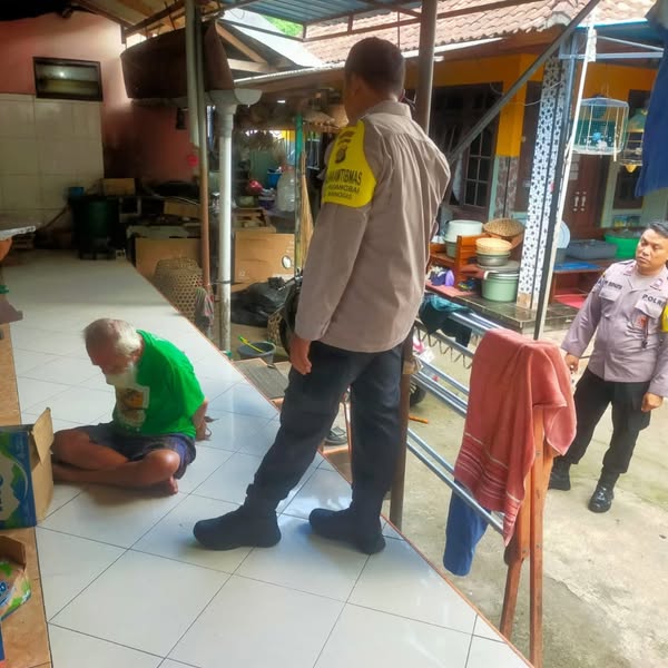 Pensiunan Polri diduga depresi mengamuk membawa pisau.