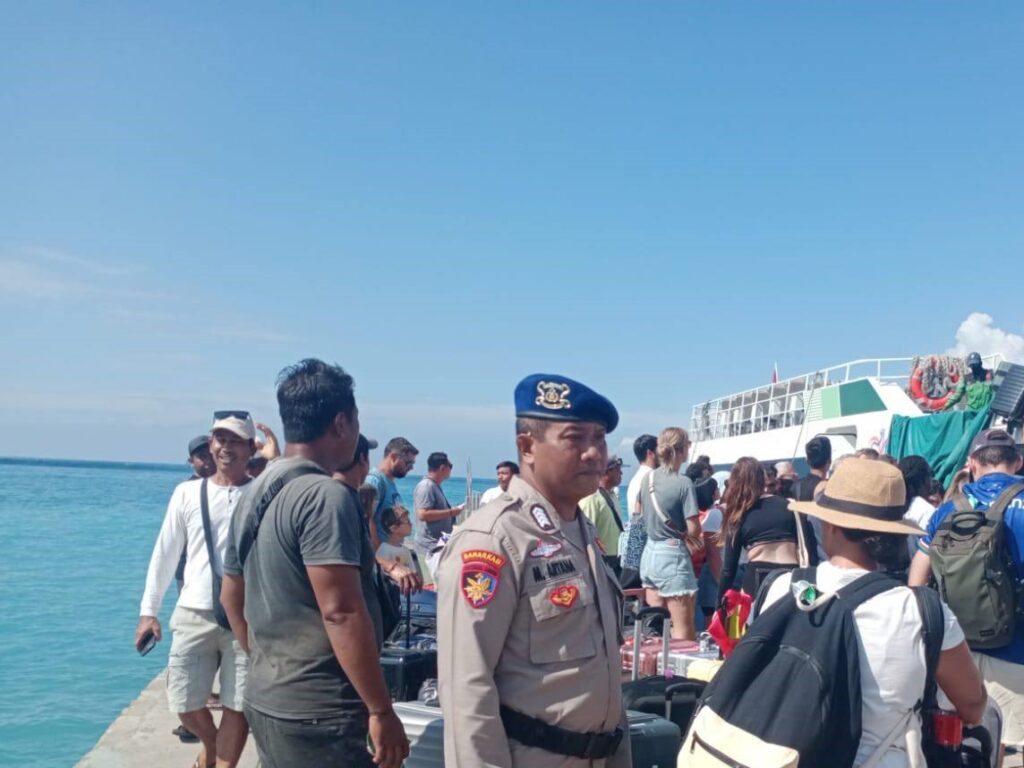 Suasana Pelabuhan Padangbai sebelum penutupan berlangsung.
