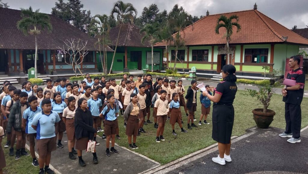 Murid SMP ini saat datang ke SMAN 1 Tembuku Bangli.