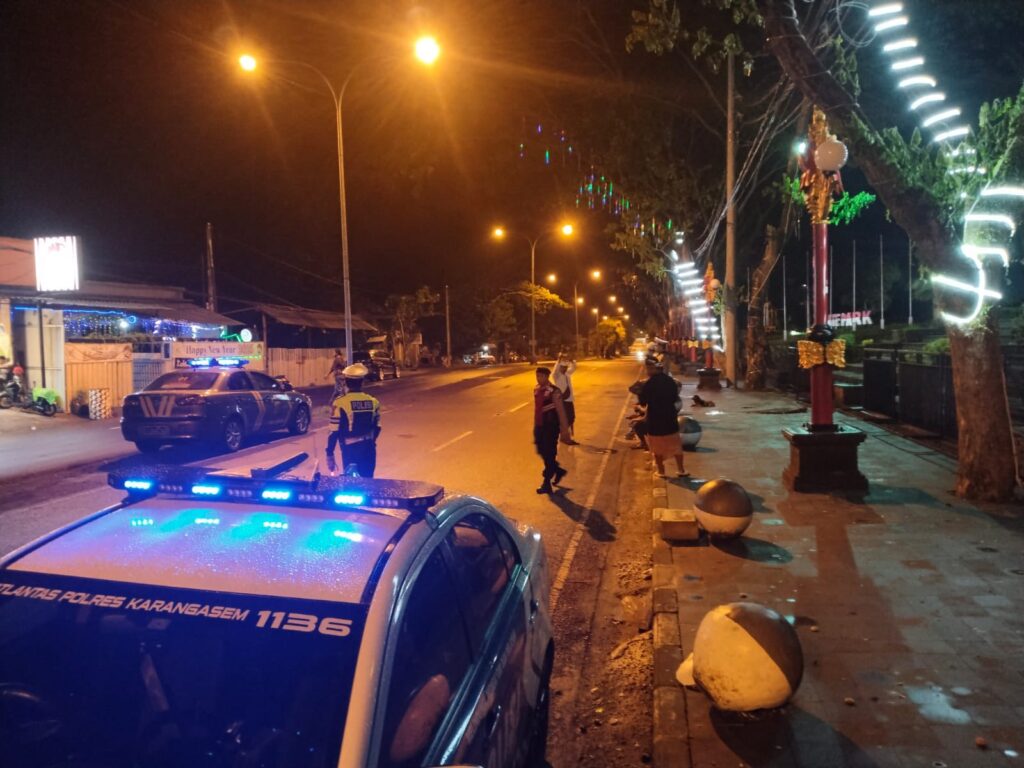 Polisi dari Polres Karangasem berjaga di jalur yang biasa digunakan tempat trek-trekan.