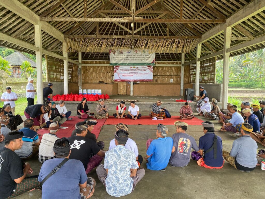 Petani berkumpul mendengar pemaparan dari HKTI dan Polda Bali.