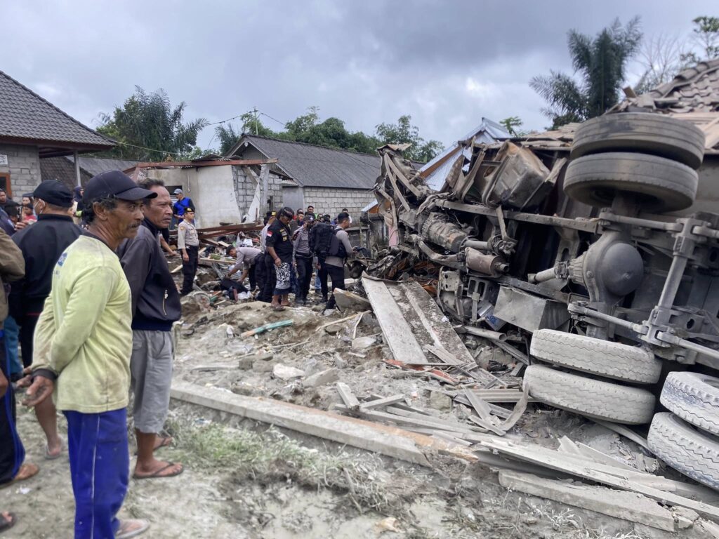Truk semen yang blong di Jalan Kayubihi sebabkan 4 korban tewas.