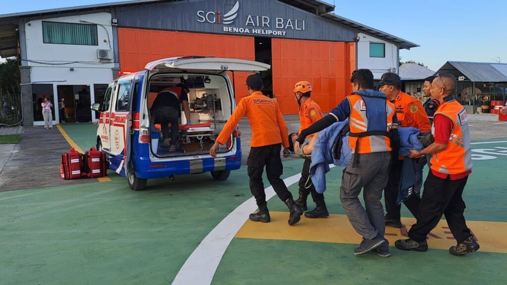 Turis Swiss yang jatuh di Gunung Rinjani tiba di Bali dan dimasukkan ambulance BIMC Kuta.