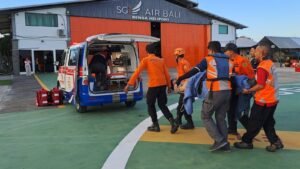 Turis Swiss yang jatuh di Gunung Rinjani tiba di Bali dan dimasukkan ambulance BIMC Kuta.