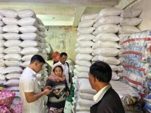 Satgas Pangan Bangli saat sidak ke gudang beras di Bangli.