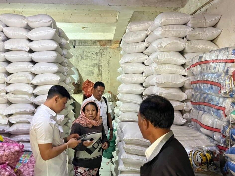 Satgas Pangan Bangli saat sidak ke gudang beras di Bangli.