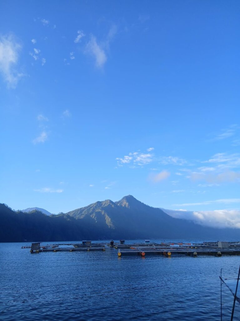 Keramba yang ada di Danau Batur kondisinya kini terancam dengan semburan belerang yang mencemari danau.