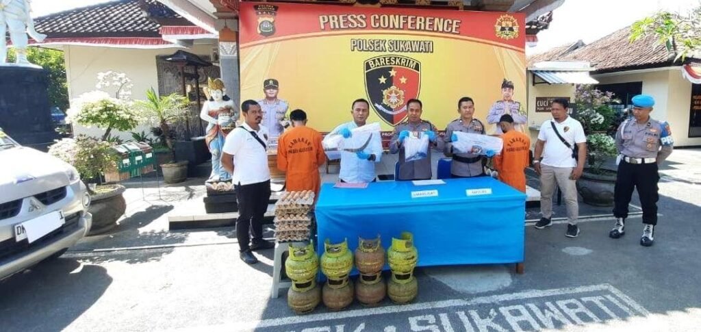 Polisi menunjukkan gas elpiji curian dan tersangka.