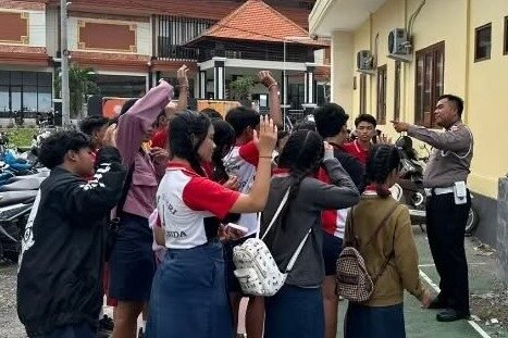 Pembinaan terhadap pelajar yang melanggar lalu lintas di Nusa Penida.