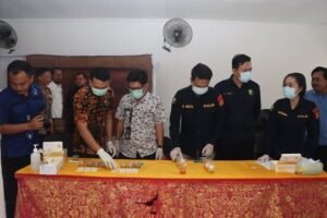 Petugas BNNK Karangasem mengecek urine anggota Polri di Karangasem.