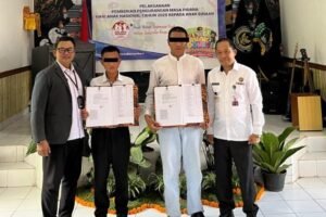 Perwakilan anak binaan saat mendapatkan remisi Hari Anak Nasional.