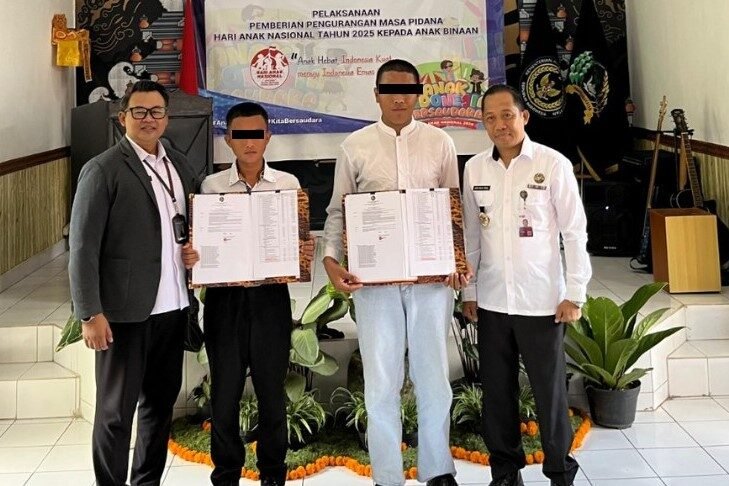 Perwakilan anak binaan saat mendapatkan remisi Hari Anak Nasional.