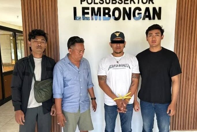 Pelaku berbaju putih dengan tangan diikat telah ditahan polisi.