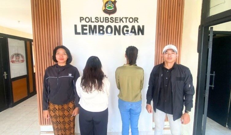 Dua karyawan perempuan menghadap belakang saat ditangkap petugas Polsubsektor Lembongan.
