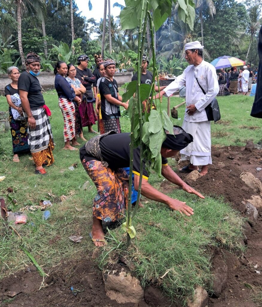 Keluarga korban sabetan pisau taji siapkan upacara penguburan korban.