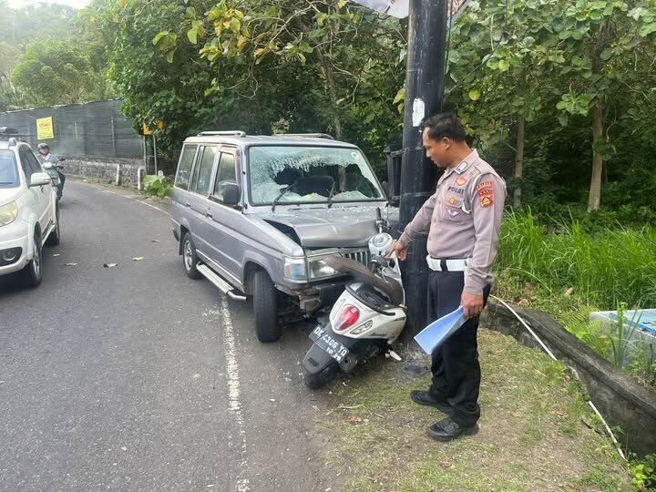 Mobil Kijang Kotak alami kecelakaan di Jalur Amlapura-Singaraja.